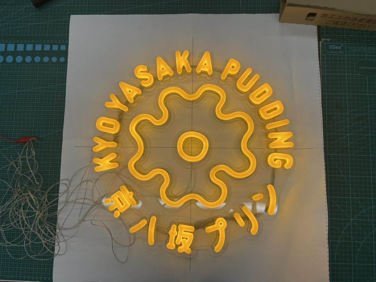 スイーツ店向けネオン風LEDサイン 円形ロゴデザイン 電球色LED