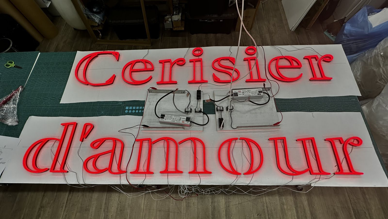 洋菓子店向けネオン風LEDサイン 大型W3800mm 赤色アクリル